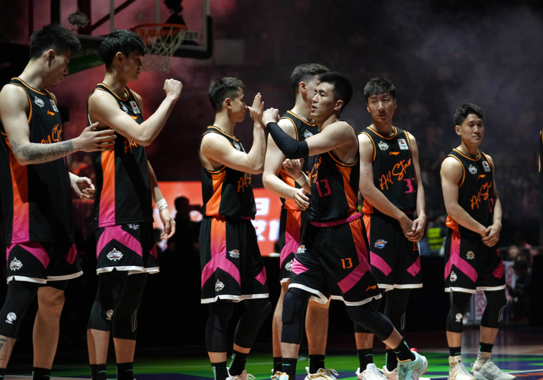 关于北京篮球赛事：东方之狼队员受伤退出比赛的信息