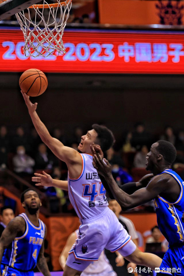 云南男篮冲破重围,全队团结迎擂成功 云南男篮冲破重围,全队团结迎擂成功