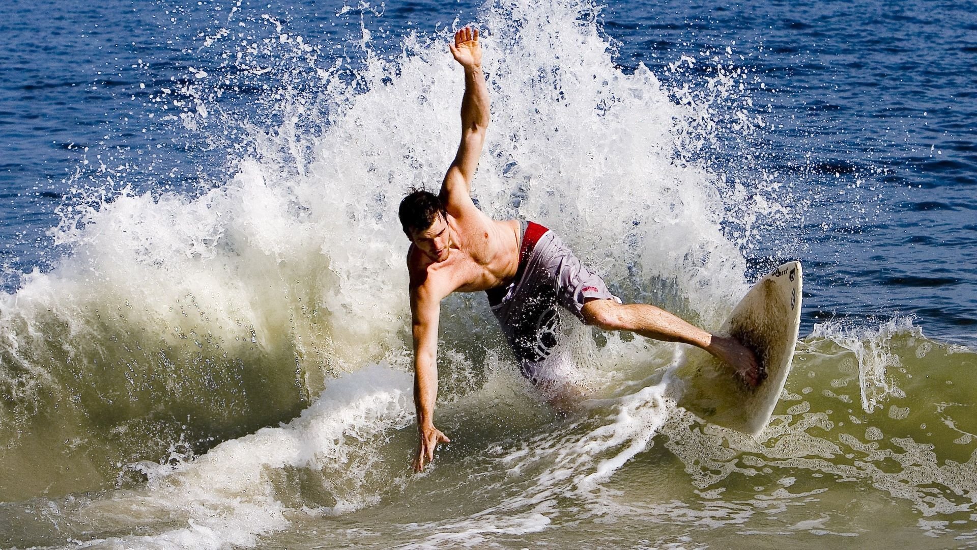 绝境逆袭！深圳队决胜局力克雄鹿，英格拉姆关键一击定江山