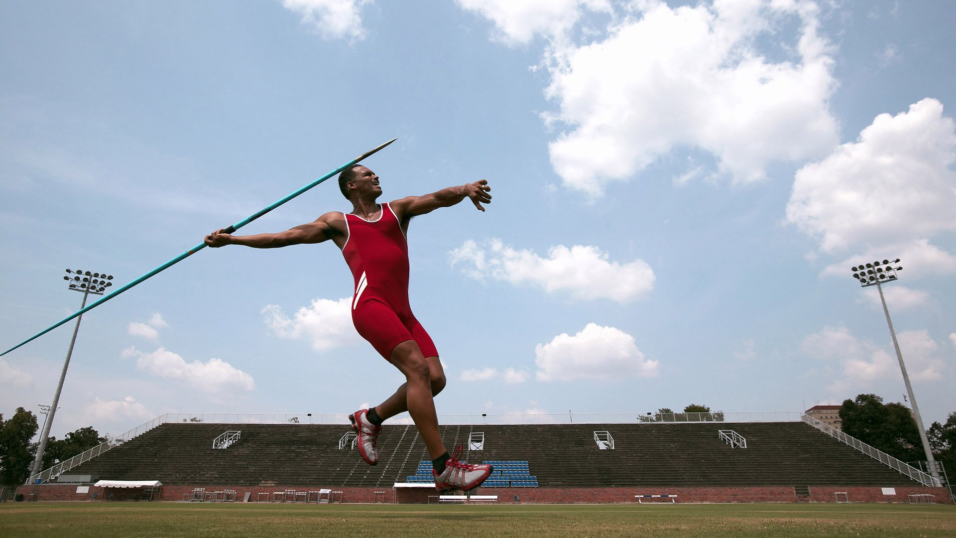 赛道上的王朝更迭，红牛鏖战法拉利，汉密尔顿统治全场